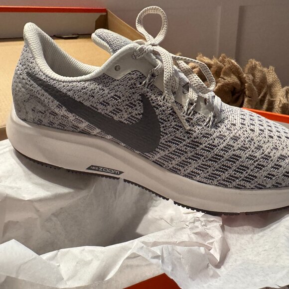 Nike Shoes - NWT Women's Nike Trainers Gray White Lightweight